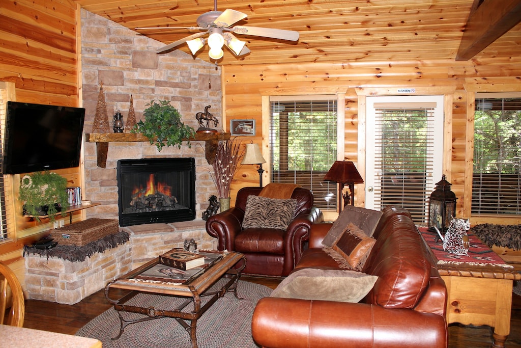 Luxury Log Cabinfireplacejacuzziwificableporchpoolworkouttrailresort Branson