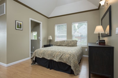Spacious Studio Apartment Minutes from Downtown, Private Parking 