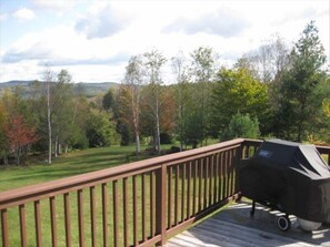 Fully stocked BBQ on 180 degree deck overlooking Green Mountains!