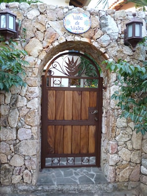 This door leads to the Villa de Vistas, 3 houses, 1 NIDO (nest)