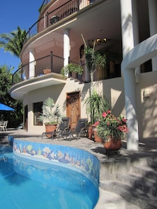 EL NIDO DE LA TORTUGA - Casita acogedora, junto a la piscina, enclavada en la ladera