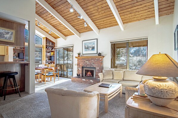 Thermostatically controlled Gas Fireplace in Living Room