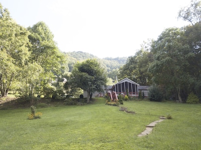 Luxurious romantic Blue Ridge Mountain retreat w/creek/pond/hiking/fishing