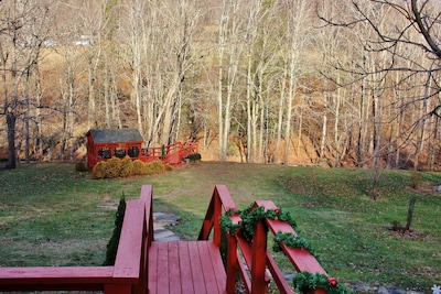 Luxurious romantic Blue Ridge Mountain retreat w/creek/pond/hiking/fishing