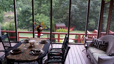 Luxurious romantic Blue Ridge Mountain retreat w/creek/pond/hiking/fishing