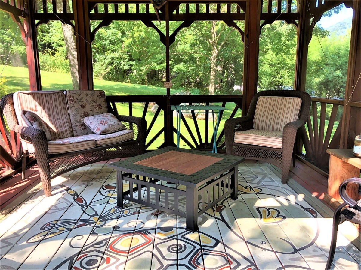 Luxurious romantic Blue Ridge Mountain retreat w/creek/pond/hiking/fishing