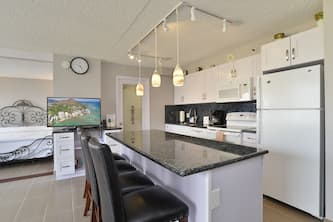 Waikiki Beach Modern Condo for Rent