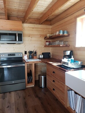Full kitchen, new appliances, breakfast bar.  Fully equipped.