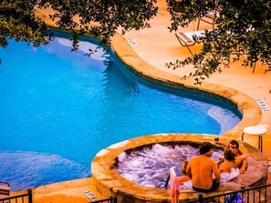 ON THE COMAL RIVER WITH POOL AND HOT TUB