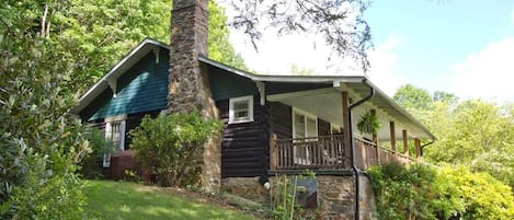 Restored 1920's Chestnut Log Cabin, hot tub, walk to town, on the Appalachian Tr