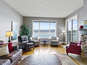 Condo 7205 - Main Living Space with Lake View