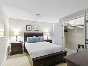 Condo 7205 - Guest Bedroom, Closet Open