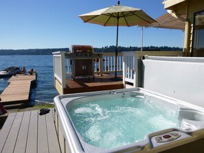 You will have a bunch of clean beach towels. Also washing machine and dryer.