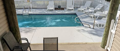 Sun or shade. Enjoy your private pool.
6 loungers / table with 6 chairs. 