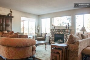 Warm, inviting livingroom with 42' flatscreen TV, High Def Cable, DVD player