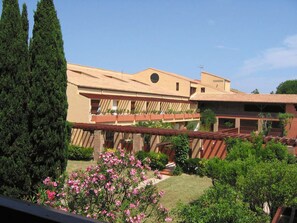 Vista frontal de la propiedad