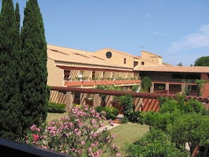 Vista frontal de la propiedad