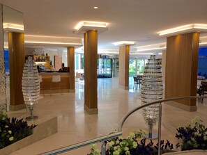 Lobby lounge