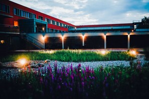 Overnatningsstedets facade – aften/nat