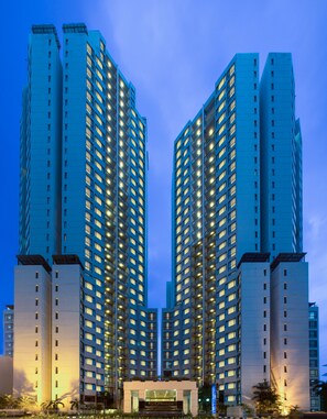 Overnatningsstedets facade – aften/nat