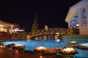 Indoor/outdoor pool