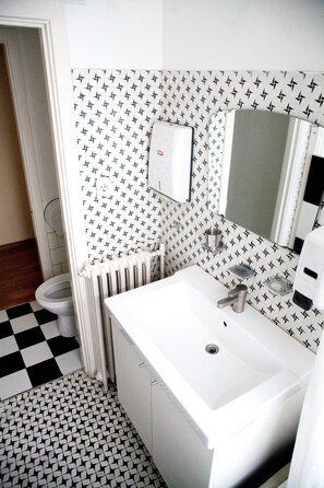 Bathroom amenities