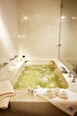 Deep soaking bathtub