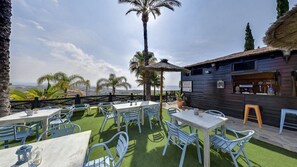 Bar accanto alla piscina