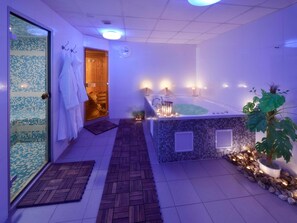 Indoor spa tub