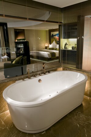 Deep soaking bathtub