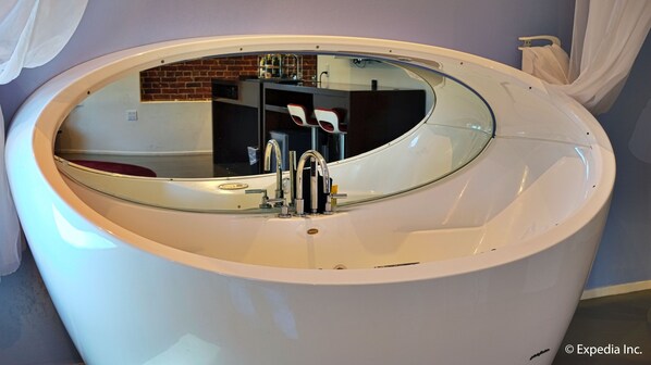 Jetted tub