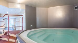 Indoor spa tub