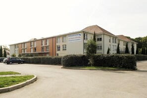Vista frontal de la propiedad