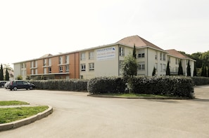 Vista frontal de la propiedad