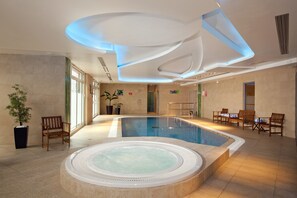 Indoor spa tub