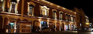 Facciata della struttura - sera/notte