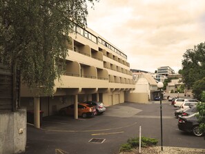 Vista frontal de la propiedad