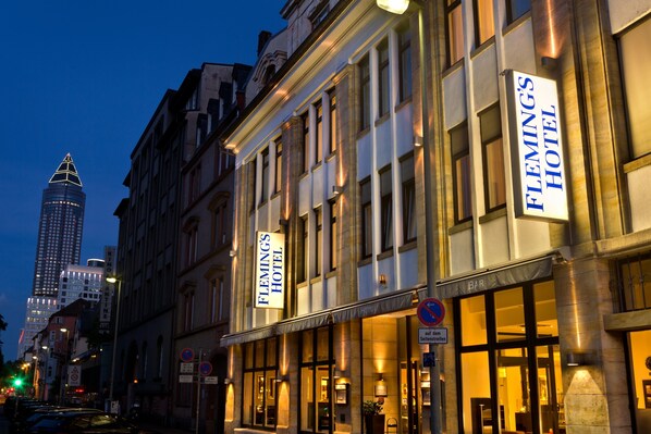 Fassade der Unterkunft – Abend/Nacht