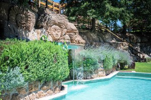 Pool med vattenfall