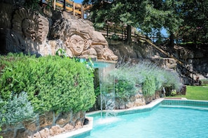 Pool med vattenfall