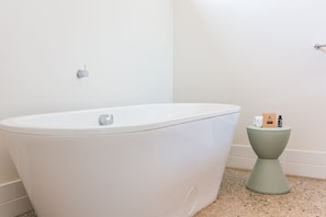Deep-soaking bathtub