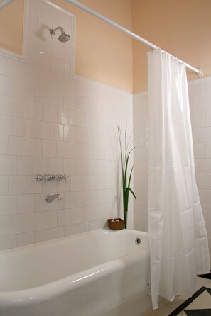 Deep soaking bathtub