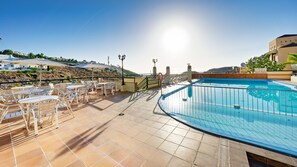 Swim-up bar