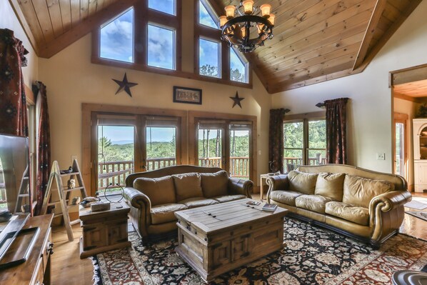 Rare 5 bedroom lodge with stunning mountain views.