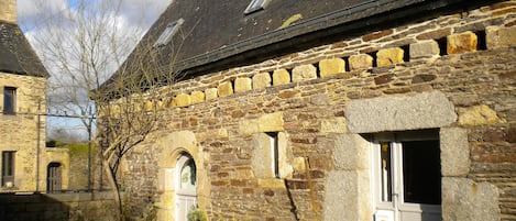 La façade et l'entrée du Ti Forn