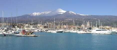 paesaggio dal porto turistico dell'etna