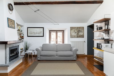 The Fascinating Cozy Home Barbagialla is an Apt. in the historic center of Como
