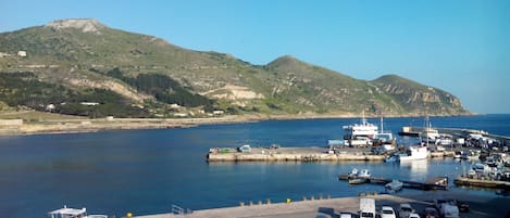 Vista Spettacolare da Terrazzo su Golfo Isola, Porto e Monte S. Caterina