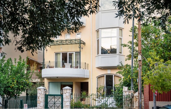 
The entrance of the villa