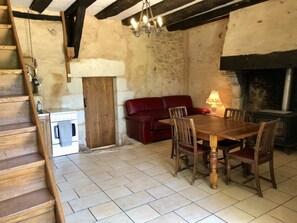 salon/kitchen
